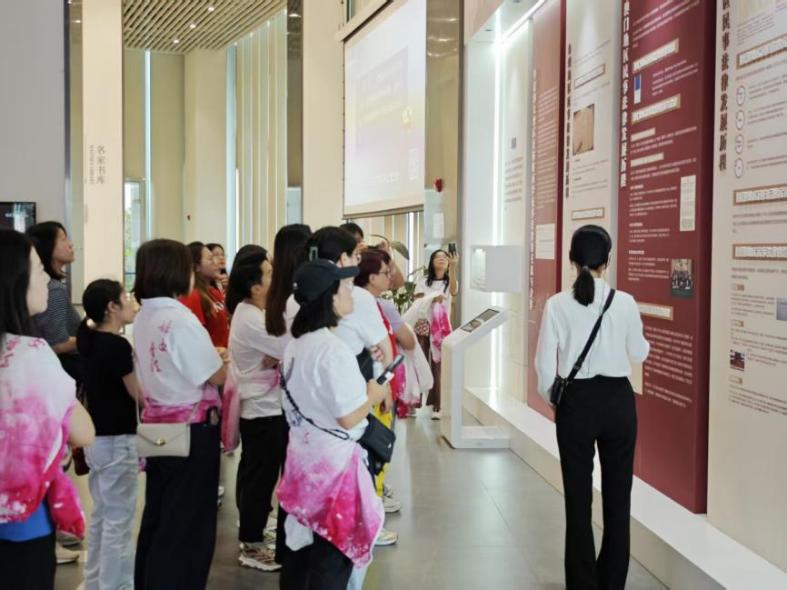 澳门妇女义工团一行共同参观“同心筑梦”展区.png