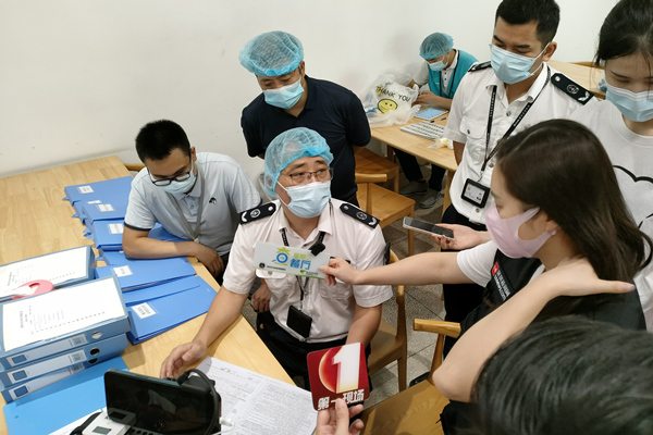 “星期三查餐厅”专项执法行动走进龙华区深圳市艺术高中食堂.jpg