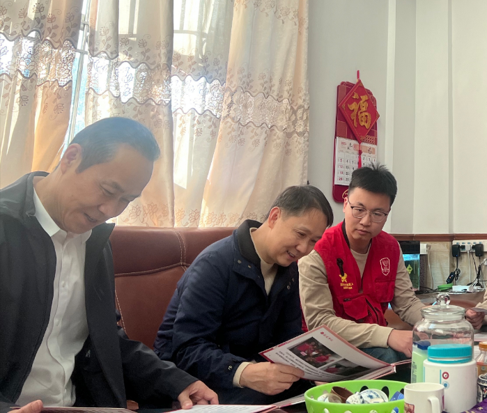 6.潘海涛副局长慰问区优秀红星志愿者.png