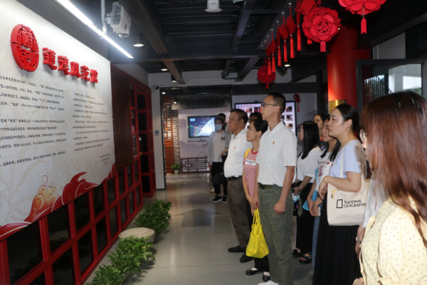 6.前往龙华区道德风范倌开展现场教学.JPG
