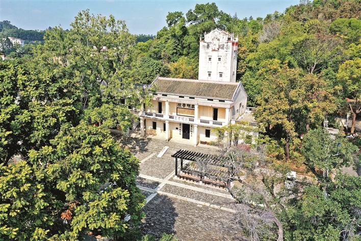 鳌湖艺术村启明学校及碉楼是“镇村之宝”.jpg