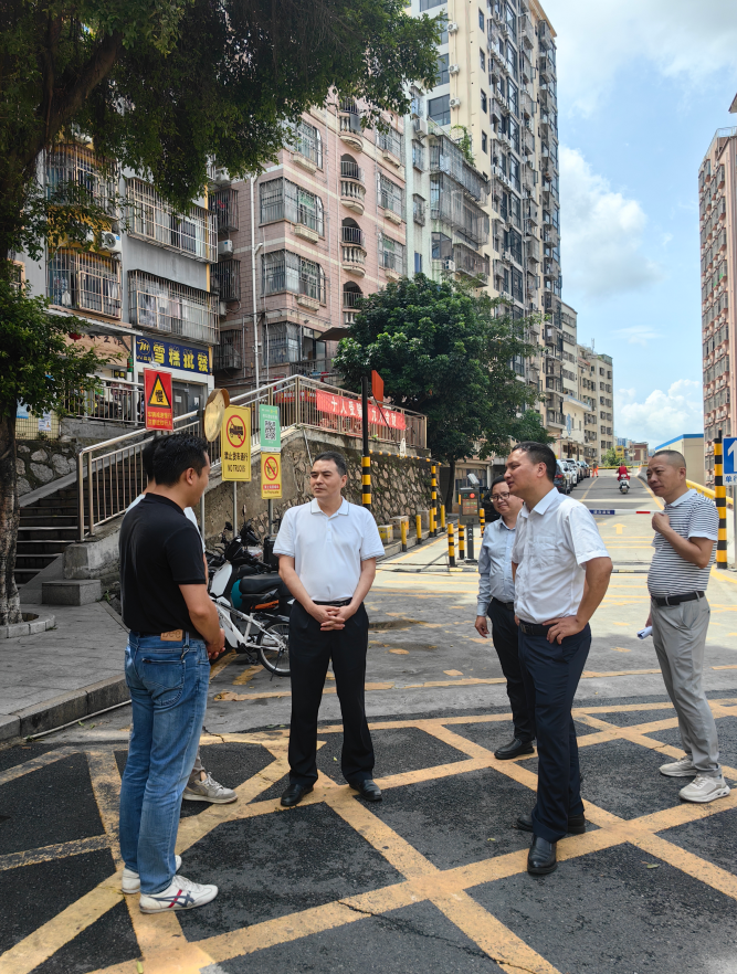 深圳市龙华区住房和建设局走访调研民治街道城中村物业管理情况.png